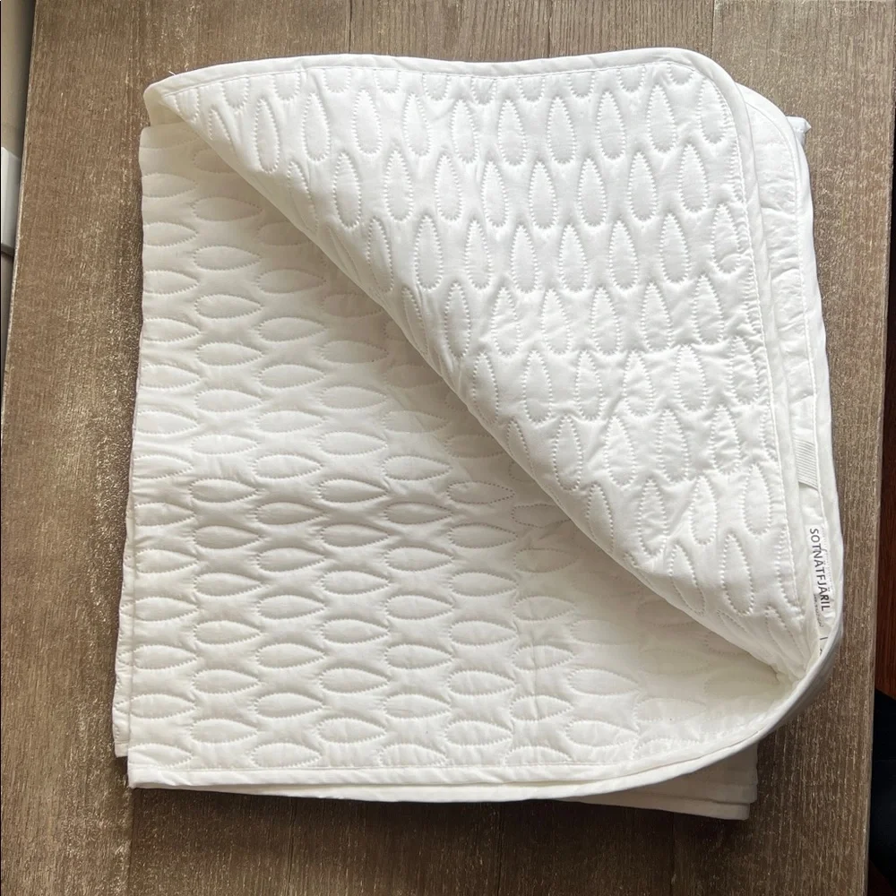 NWT IKEA SOTNÄTFJÄRIL - Waterproof mattress protector - Twin